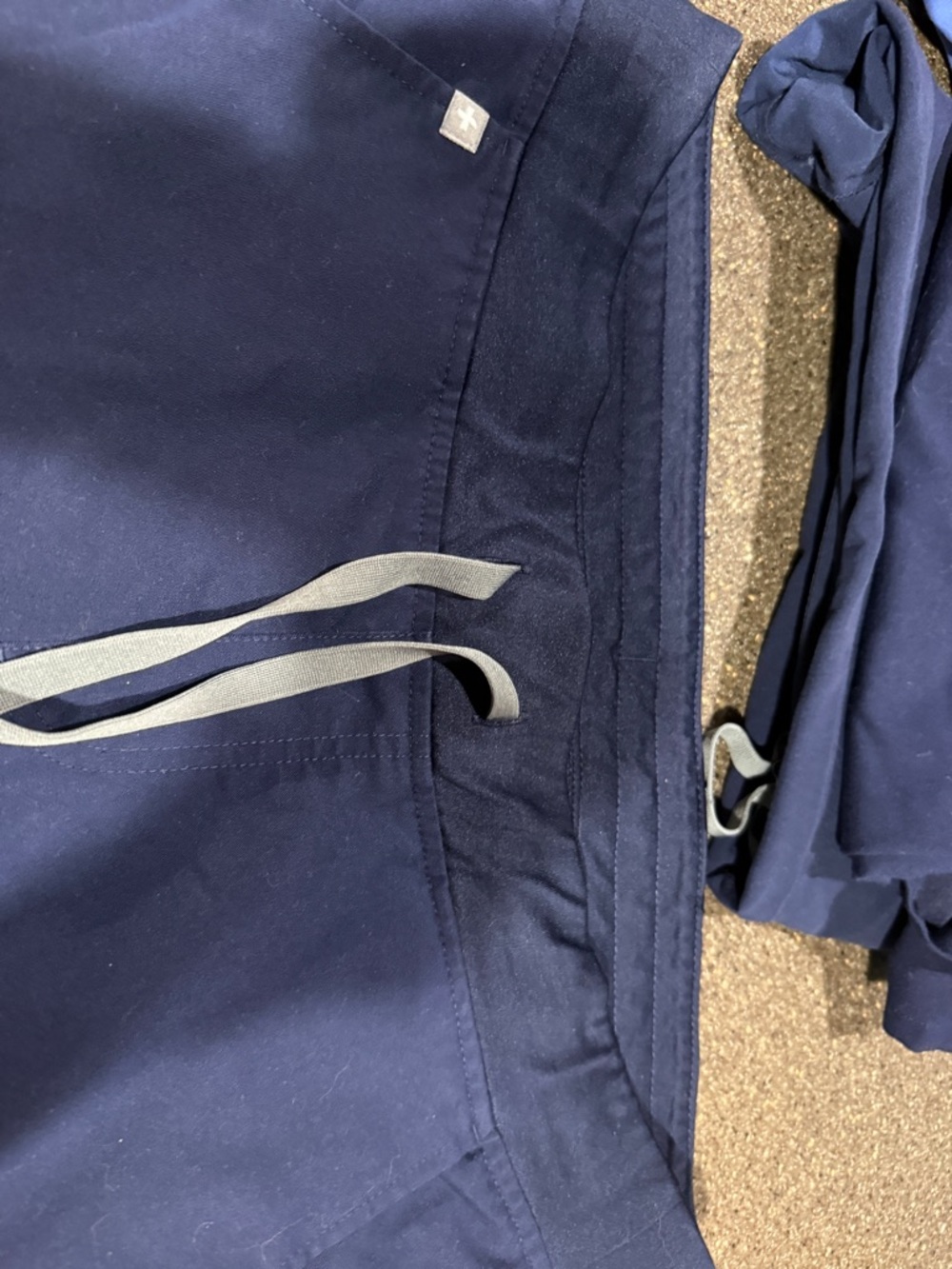 Figs Navy scrub set - Picture 4 of 8